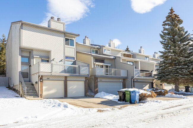 7048 Edgemont Dr NW in Calgary, AB - Building Photo - Building Photo