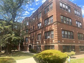 98 Lincoln Ave, Unit 3E in Riverside, IL - Building Photo