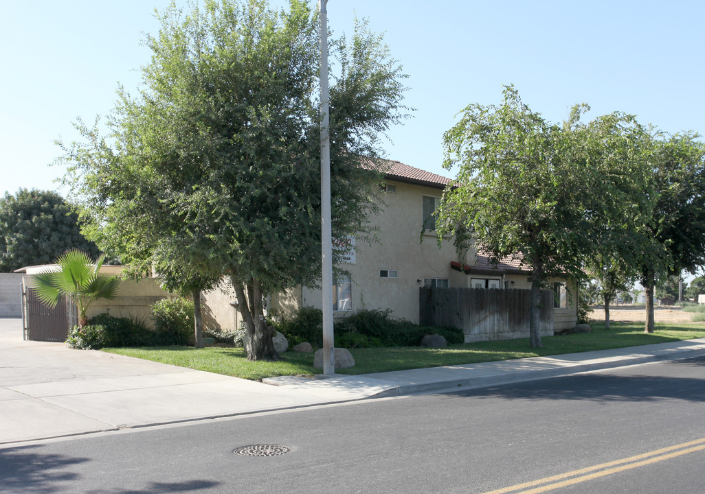 323 Campus Dr in Hanford, CA - Foto de edificio