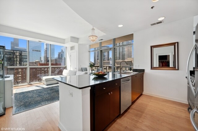 8 E Randolph St, Unit 10A in Chicago, IL - Foto de edificio