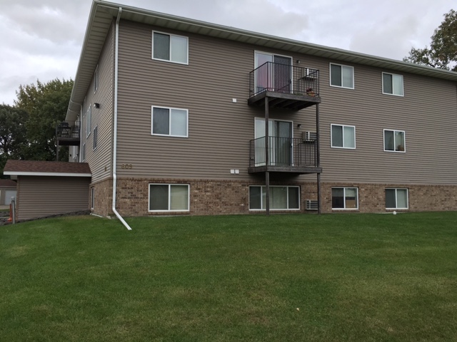 Oakwood Apartments in Walhalla, ND - Building Photo - Building Photo