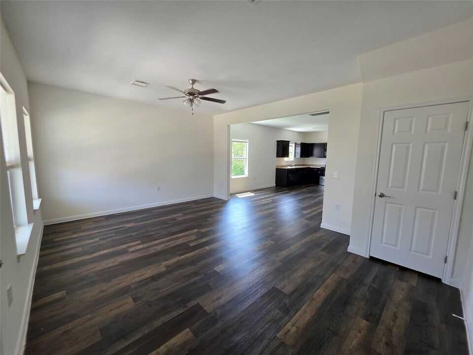 6210 Lacey Oak Dr in Hitchcock, TX - Building Photo