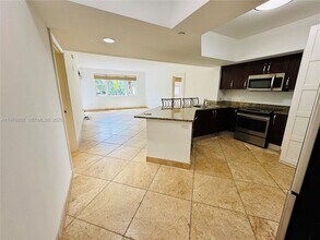 20000 E Country Club Dr in Aventura, FL - Building Photo - Building Photo