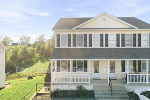 257 School House Dr in Hedgesville, WV - Building Photo