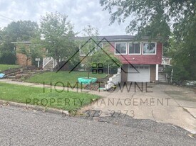 2801 Chatham Rd in Lansing, MI - Building Photo