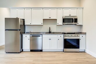 200 Grant Dr in Coraopolis, PA - Foto de edificio - Building Photo