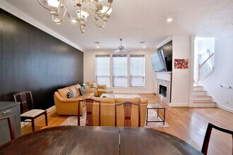 2410 Dorrington St in Houston, TX - Building Photo - Building Photo