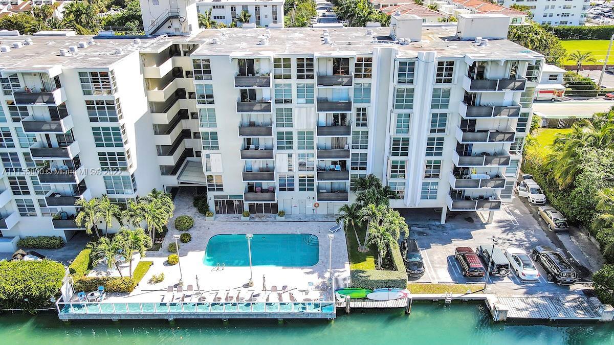 9800 W Bay Harbor Dr, Unit 409 in Bay Harbor Islands, FL - Foto de edificio