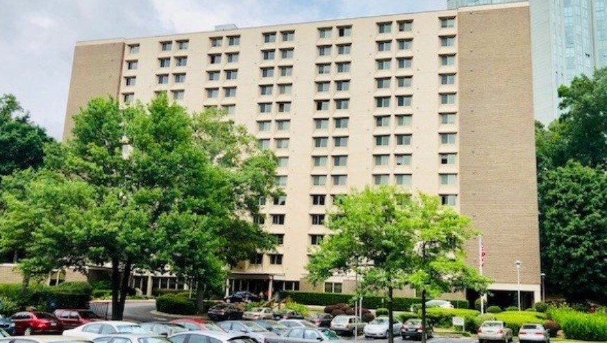 Cathedral Towers in Atlanta, GA - Foto de edificio