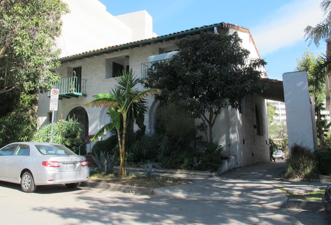 476 Landfair Ave in Los Angeles, CA - Building Photo