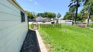 2305 University Ave in Grand Forks, ND - Building Photo - Building Photo
