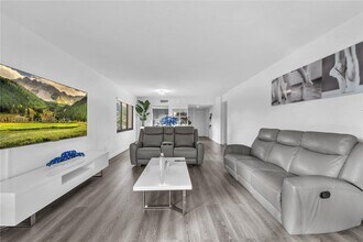 20841 San Simeon Way in Miami, FL - Building Photo - Building Photo