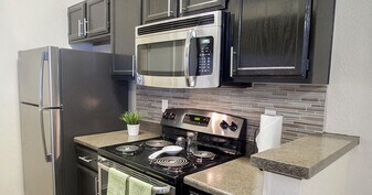 The Versailles Apartments in Dallas, TX - Building Photo