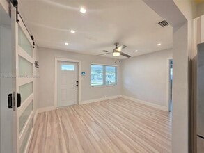 250 NE 42nd St in Oakland Park, FL - Building Photo - Building Photo