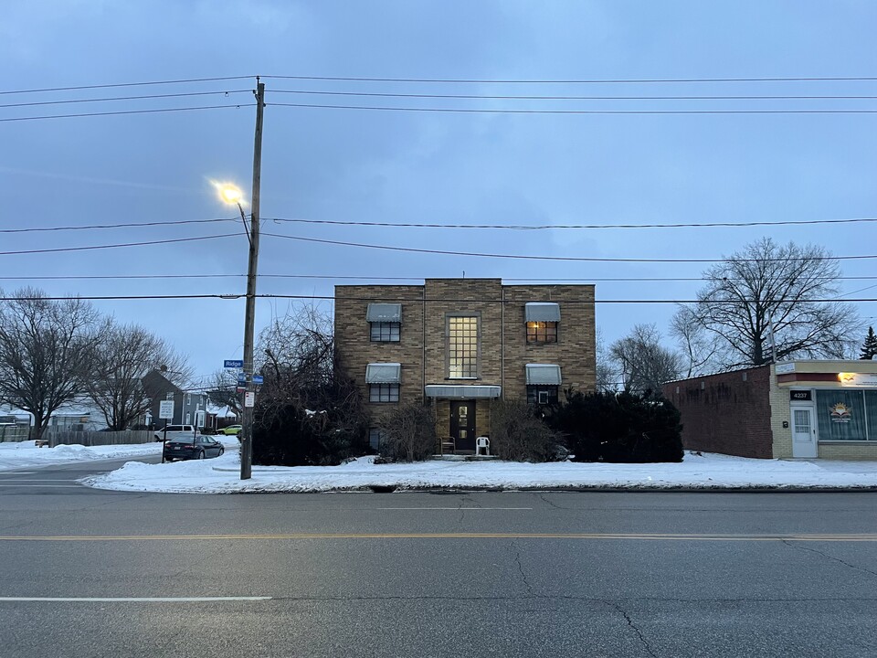 4233 Ridge Rd, Unit 5 in Cleveland, OH - Foto de edificio