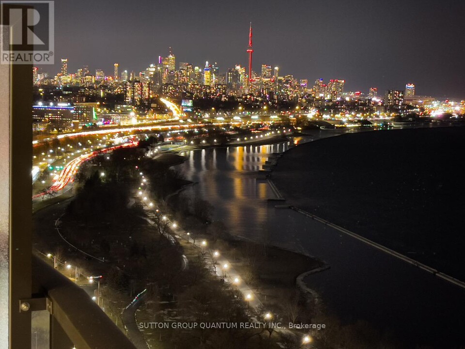 1928-1928 Lake Shore Blvd W in Toronto, ON - Building Photo