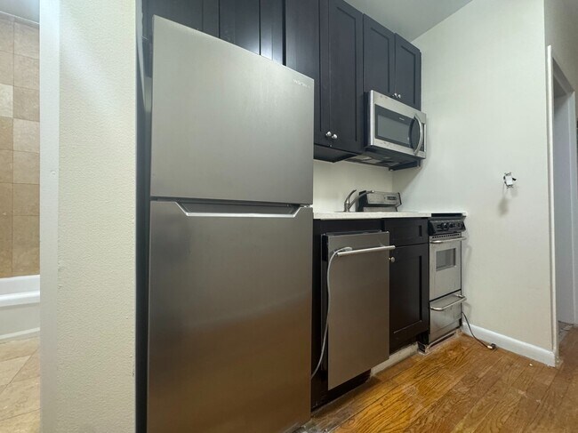 410 W 46th St, Unit 4C in New York, NY - Building Photo - Building Photo