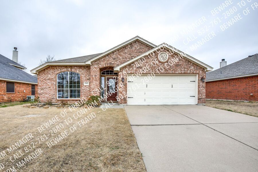 905 Chestnut Ave in Burleson, TX - Building Photo