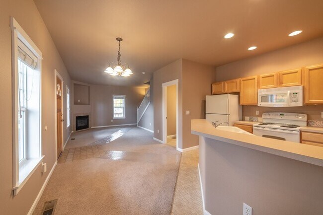 1127 NW 17th St in Redmond, OR - Foto de edificio - Building Photo