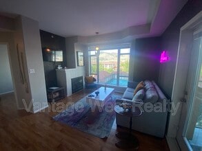 1128-1128 Sunset Dr in Kelowna, BC - Building Photo - Building Photo