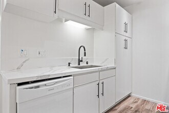 322 Miraleste Dr in Los Angeles, CA - Building Photo - Building Photo