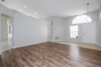 214 Island Water Way in Apollo Beach, FL - Building Photo - Building Photo