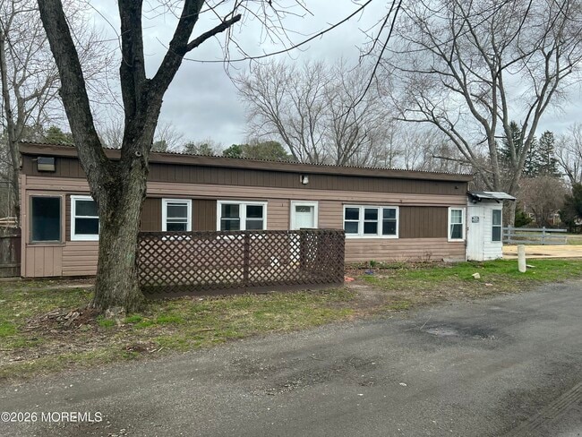 property at 919 Lakewood Farmingdale Rd