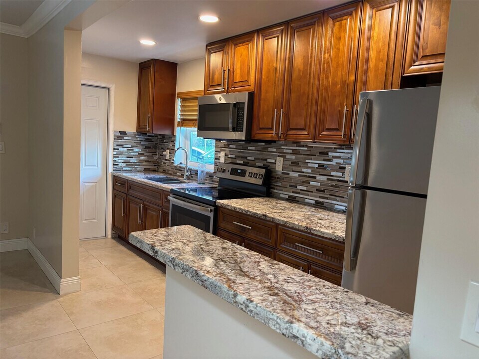 1021 NE 24th Ave in Pompano Beach, FL - Building Photo