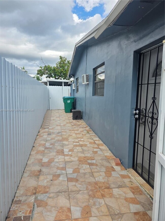 4941 NW 12th Ct in Lauderhill, FL - Foto de edificio - Building Photo