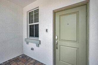 2424 SE 28th St in Homestead, FL - Building Photo - Building Photo