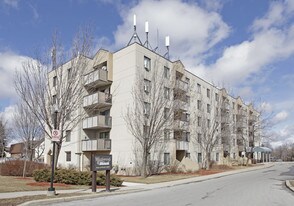 Westwood Place in Mississauga, ON - Building Photo