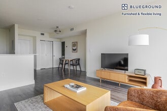 17000 N Bay Rd in Sunny Isles Beach, FL - Building Photo - Building Photo