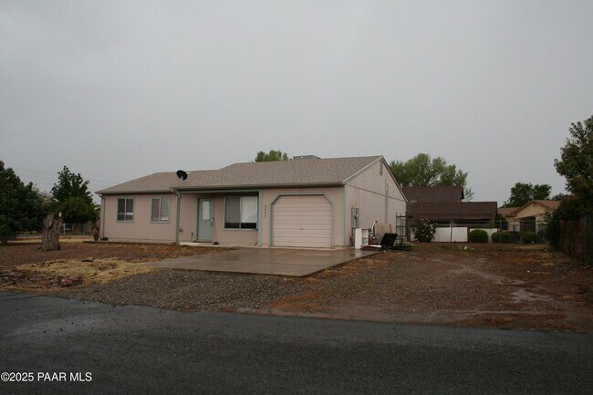 8901 E Waco Ct in Prescott Valley, AZ - Foto de edificio - Building Photo