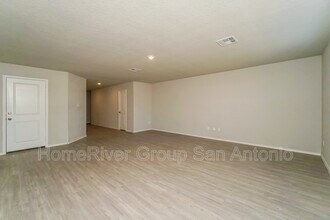 559 Filibusters Trail in San Antonio, TX - Building Photo - Building Photo