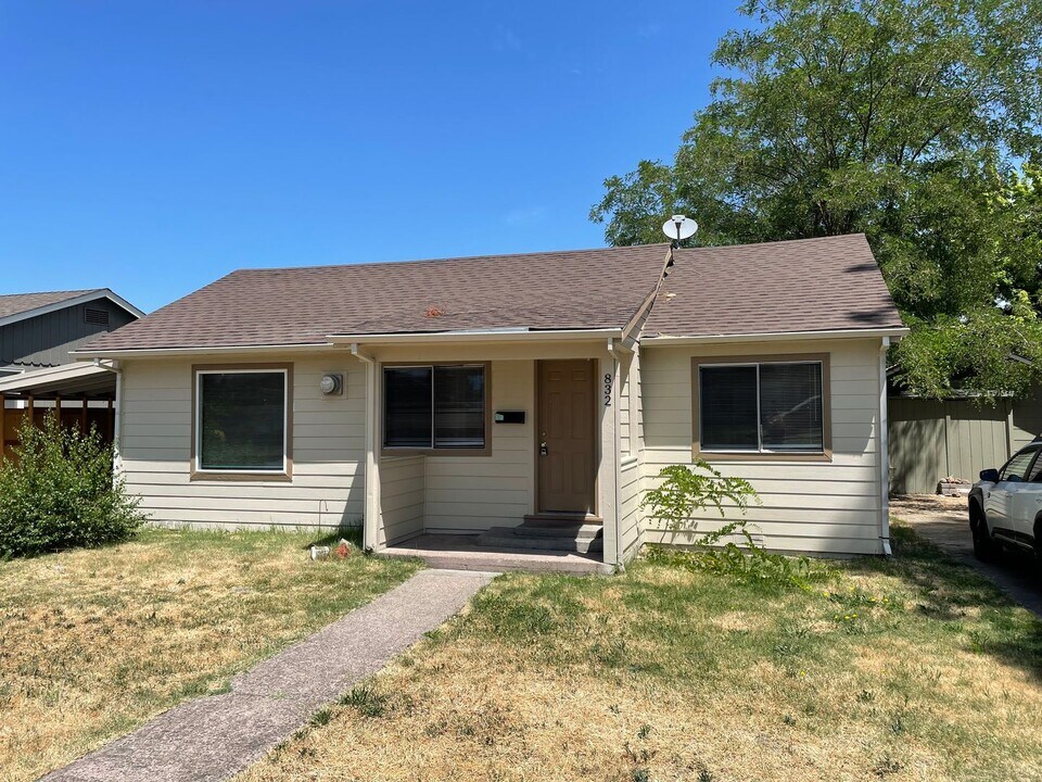 832 W 13th St in Medford, OR - Building Photo
