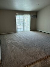 East Village Estates 48 in Clintonville, WI - Foto de edificio - Building Photo