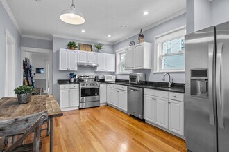 102 Grant St, Unit A in Somerville, MA - Building Photo - Building Photo