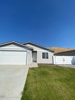 2339 SE Sage Brk Rd in East Wenatchee, WA - Building Photo
