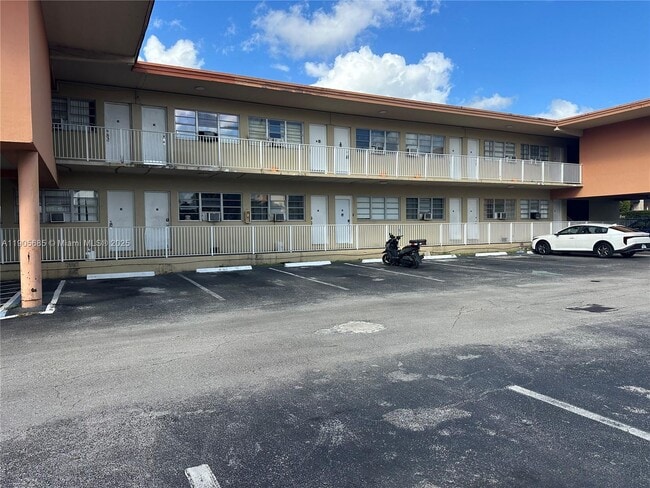 26 Diplomat Pkwy in Hallandale Beach, FL - Foto de edificio - Building Photo