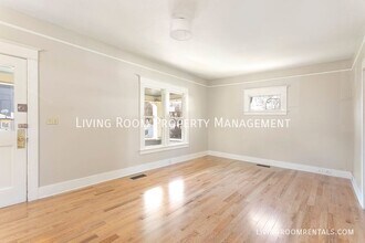 6303 SE Windsor Ct in Portland, OR - Building Photo - Building Photo