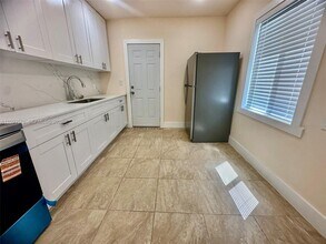 2014 NW 43rd St in Miami, FL - Building Photo - Building Photo