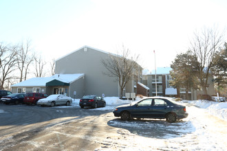 Camelot Hills in Lansing, MI - Foto de edificio - Building Photo