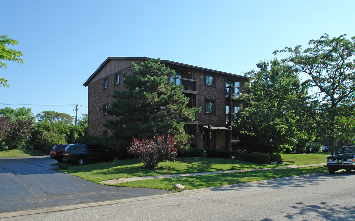 8624 Shagbark Ct in Orland Park, IL - Foto de edificio