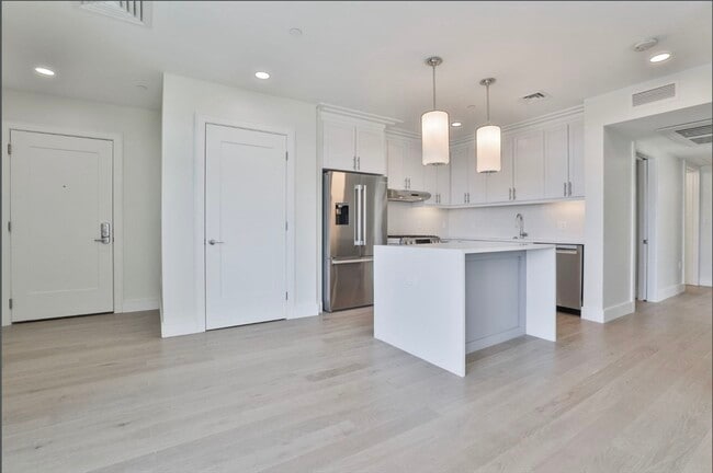 301 Border St in Boston, MA - Building Photo - Building Photo