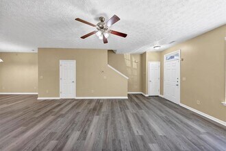 4376 Stone Gate Way in East Point, GA - Foto de edificio - Building Photo