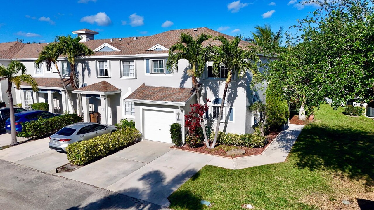 1146 SW 44th Way in Deerfield Beach, FL - Foto de edificio