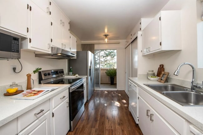 290 Via Casitas, Unit 306 in Greenbrae, CA - Foto de edificio - Building Photo