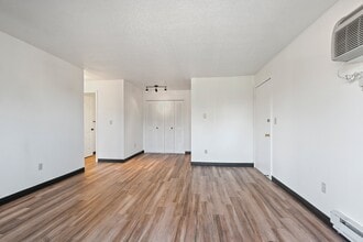 Cedar Grove Apartments in Manitowoc, WI - Foto de edificio - Building Photo