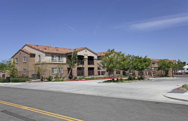 Twin Palm Apartments in Palmdale, CA - Foto de edificio - Building Photo
