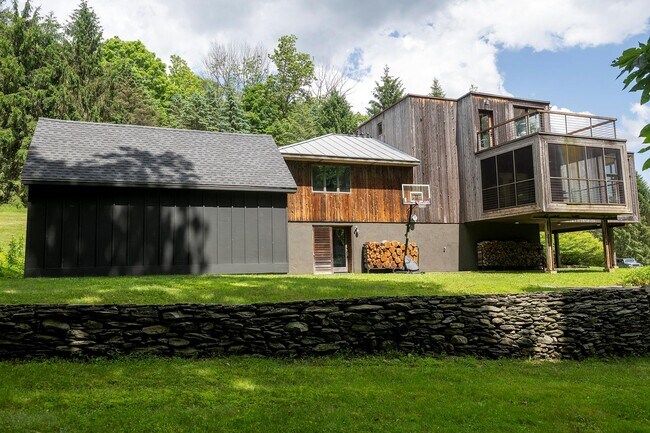 699 Tower Hill Rd in Millbrook, NY - Building Photo - Building Photo